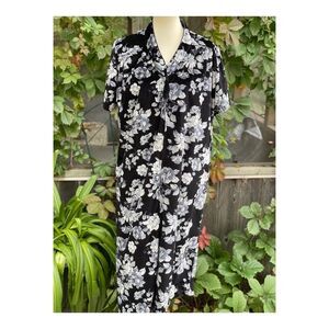 1980s Vanity Fair Black Floral Velour Housecoat 3/4 Zip Short Sleeve Tassel Robe